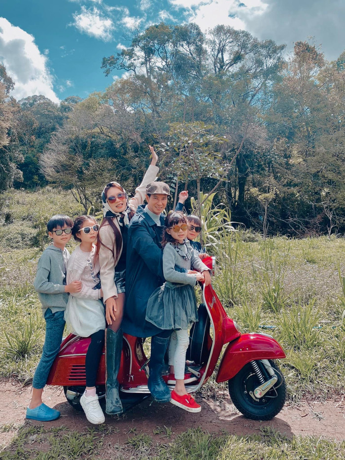 Sau hơn 10 năm chung sống, tổ ấm gia đình luôn tràn ngập tiếng cười của 4 nhóc tỳ dễ thương, kháu khỉnh.  