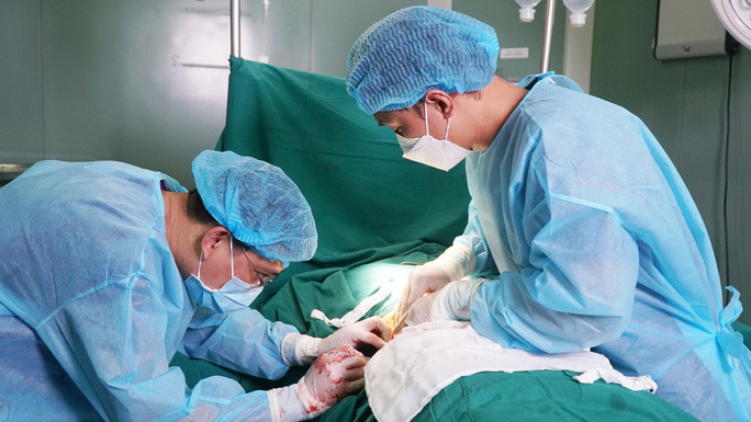 Các bác sĩ phẫu thuật hút ra hàng đống dịch máu mủ nhiễm trùng