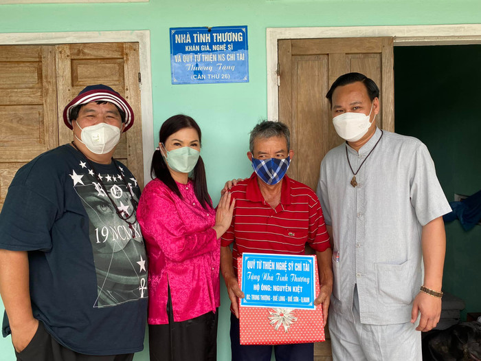 Ca sĩ Phương Loan cùng bạn bè trao tặng nhà tình thương từ quỹ từ thiện của cố nghệ sĩ Chí Tài.