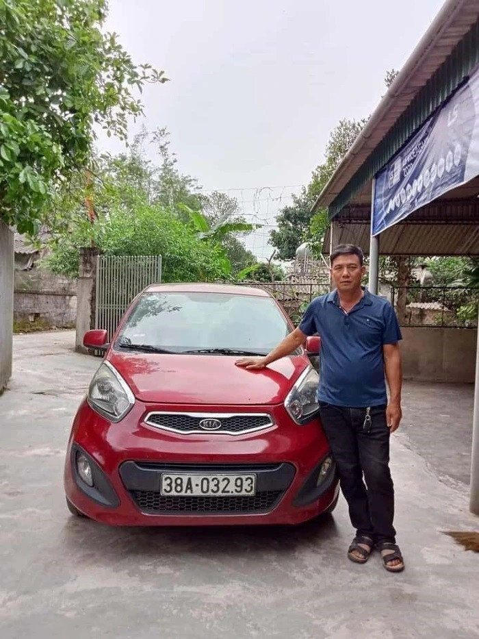 Hình ảnh ông Tình cùng chiếc xe chở khách (Ảnh Gia đình cung cấp)