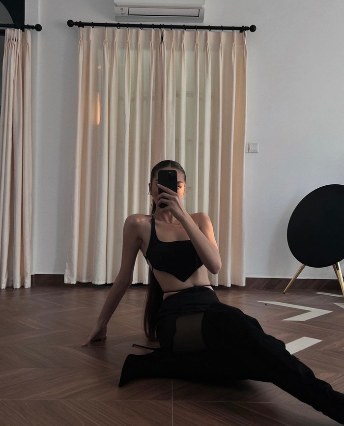 Ngay cả khi ngồi, thân hình 0 mỡ thừa của cô nàng không hề biến mất.