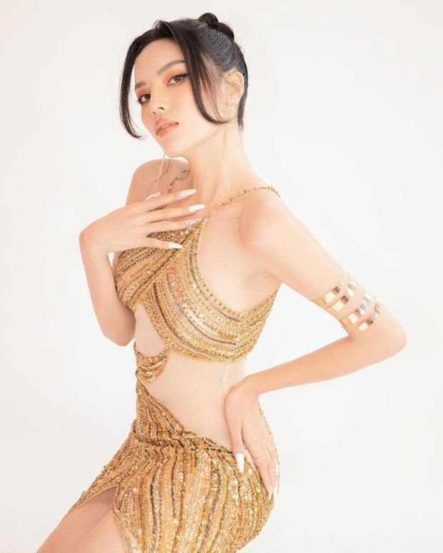 Thời gian gần đây, nàng Hậu thường chọn diện các thiết kế cắt khoét, tôn đường cong cực cháy. 