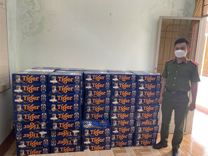 Công an huyện Phú Giáo thu giữ 124 thùng bia để phục vụ cho công tác điều tra. Ảnh: Báo Bình Dương