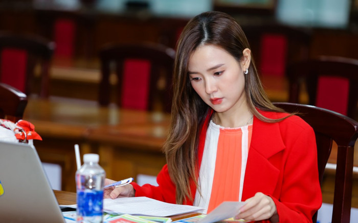 Midu, NTK Nguyễn Minh Tuấn lần đầu kết hợp, 'chỉ bài' teen THPT chụp ảnh kỷ yếu Ảnh 2