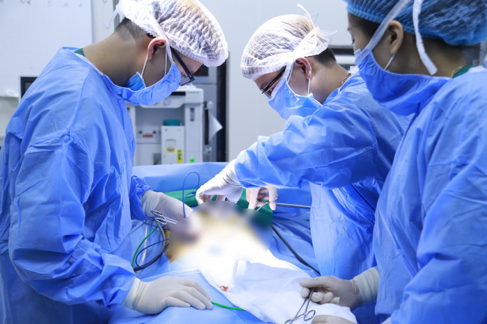 Bác sĩ cho biết, phẫu thuật, hóa trị, xạ trị, dùng thuốc… là những cách chữa ung thư đại tràng phổ biến. (Ảnh minh hoạ).