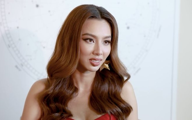 Phải dụi mắt 3, 4 lần mới 'hiểu' được dáng ngồi chéo chân như đan dây đầy độc lạ của Miss Grand Thùy Tiên Ảnh 2