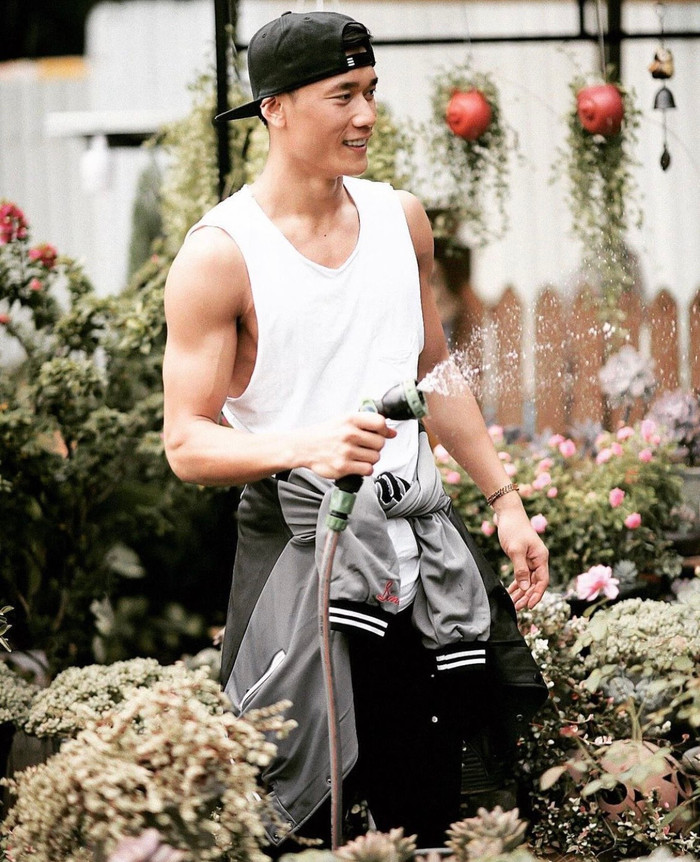 Áo tanktop hoàn thiện vẻ ngoài năng động không kém phần thời thượng cho Bùi Tiến Dũng.