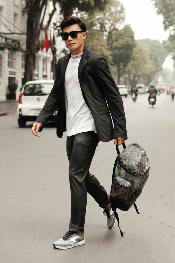 Áo blazer và quần âu đi cùng giày thể thao năng động. Đây là gu thời trang độc đáo của thủ môn Bùi Tiến Dũng.