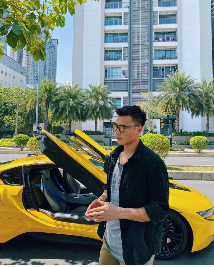 Áo thun chính là items được Bùi Tiến Dũng trưng diện nhiều nhất. Nhưng anh luôn tạo ra những hình ảnh khác nhau, không nhàm chán. Áo thun kết hợp cùng sơ mi đem đến diện mạo bụi bặm, chất chơi cho thủ môn Bùi Tiến Dũng.