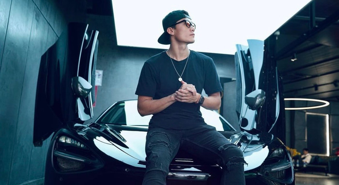 Có sở thích tạo dáng bên siêu xe nên phong cách thời trang của Bùi Tiến Dũng luôn yêu cầu sự mạnh mẽ. Quần jeans rách kết hợp áo thun cùng màu và kiểu đội mũ lệch tạo nên hình ảnh chất chơi hệt badboy của Bùi Tiến Dũng.