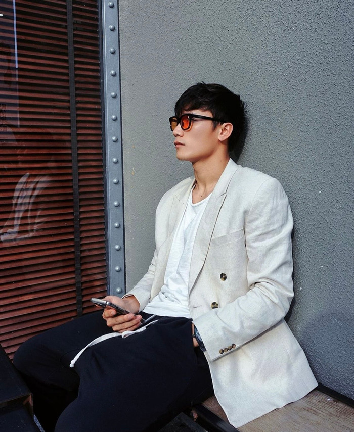 Bùi Tiến Dũng cũng thường xuyên đổi gió với blazer. Nam thủ môn trông vô cùng lịch lãm. Nhưng hình ảnh vẫn vô cùng sporty với áo thun trắng và quần nỉ. Gu thời trang của thủ môn đình đám kiêm ông chủ thời trang không bao giờ khiến cho khán giả thất vọng.