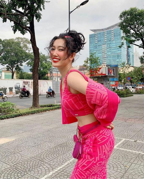 Thúy Ngân đẹp, điều đó là không bàn cãi nhưng nếu biết cách tiết chế lối trang điểm, tạo dáng một chút thì outfit đắt giá này sẽ tỏa sáng hơn nhiều lần. 