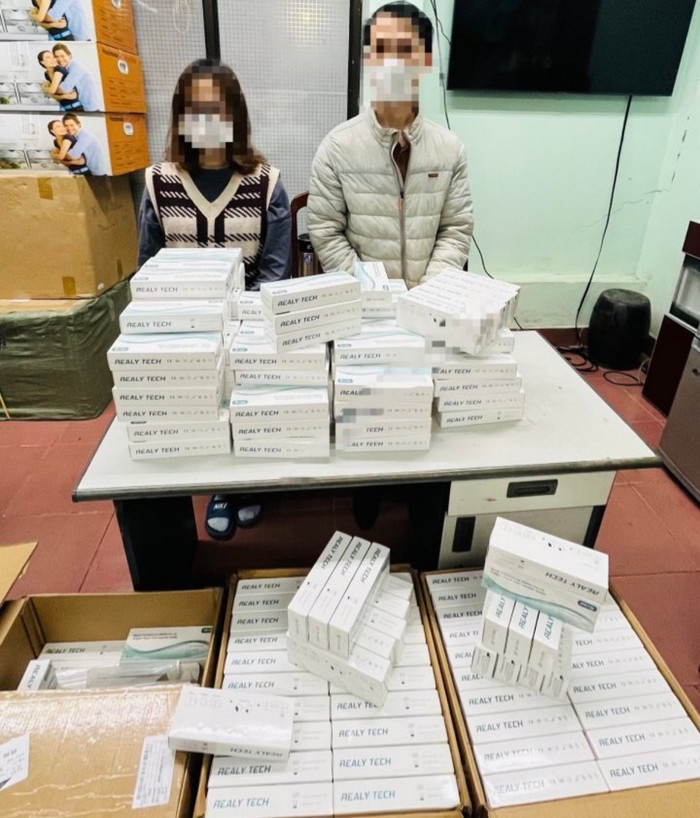 B.Đ.K, H.T.H và số lượng que test Covid-19. (Ảnh: CAHN).