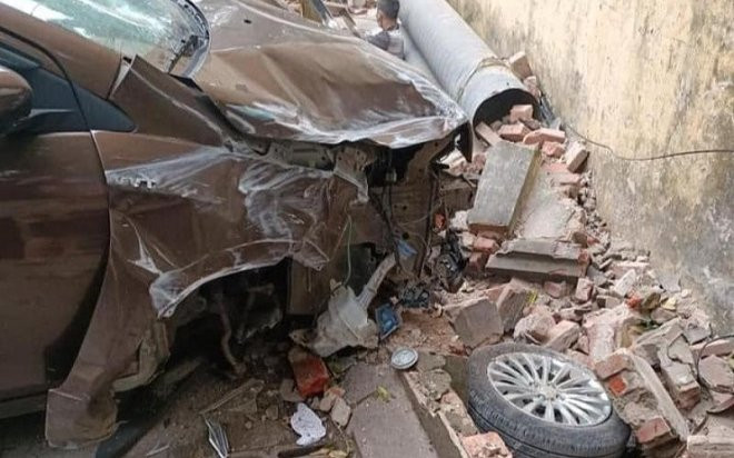 Tài xế say xỉn phóng ô tô tông 2 người bị thương nặng rồi húc sập tường rào bên đường Ảnh 2