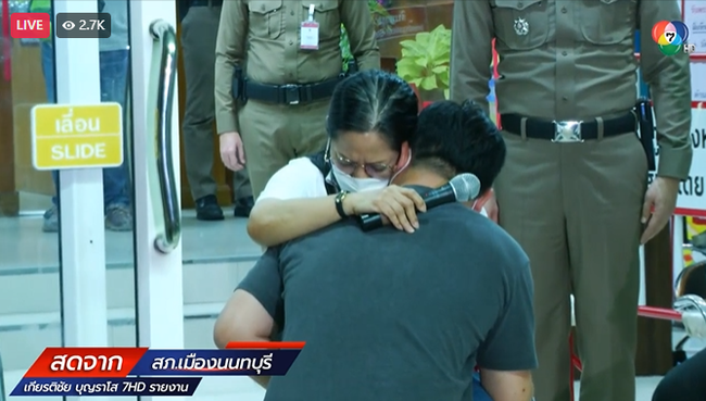 2 nhân vật nam là Por và Robert bày tỏ nguyện vọng bà Panida sẽ trở thành mẹ của mình và hứa sẽ thay Tangmo chăm sóc bà.
