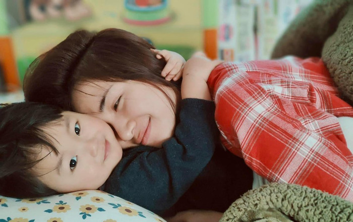 Sau thời gian cách ly và điều trị bệnh, Hòa Minzy được đoàn tụ cùng quý tử Ảnh 2