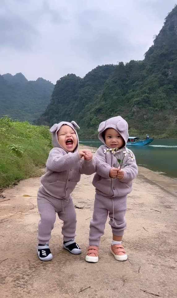 Cặp song sinh Leon - Lisa trở thành một trong những 'nhóc tì' được chú ý nhất showbiz Việt.