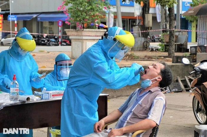 Người dân Cần Thơ lấy mẫu xét nghiệm SARS-CoV-2 (Ảnh: Bảo Kỳ).