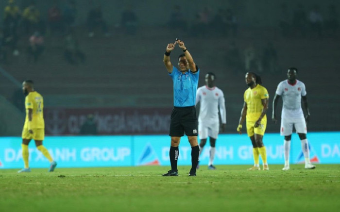HLV Chu Đình Nghiêm: Trọng tài không thể xem trên màn hình để 'bẻ còi' Ảnh 2