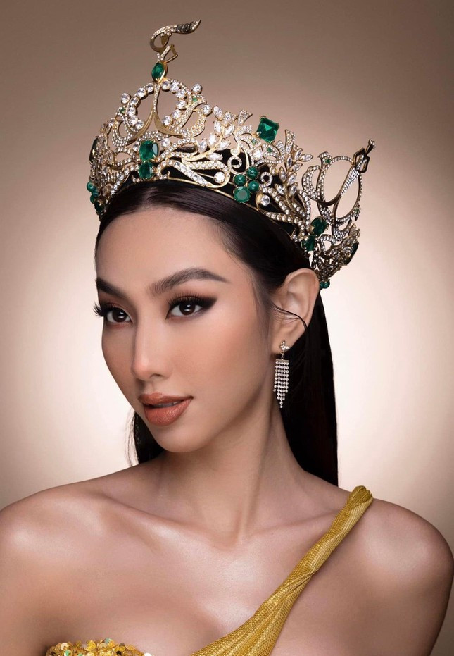 Thậm chí trong nhiều shoot hình, người đẹp còn quay nghiêng để khoe ra đôi tai ngoại cỡ, tôn vinh điểm khác biệt tạo dựng thương hiệu bản thân. 