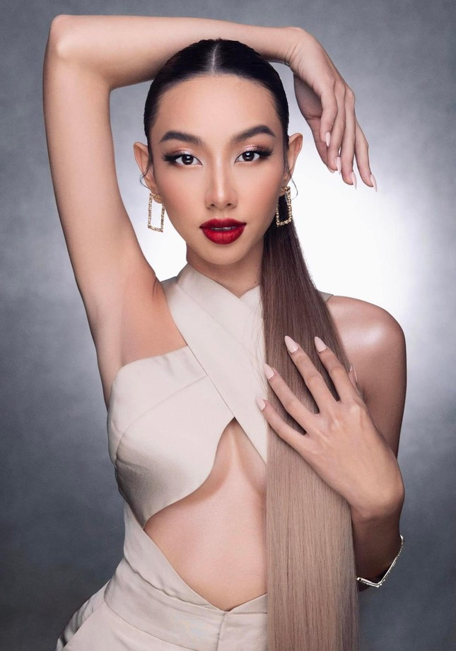 Thùy Tiên hoàn toàn tự tin biến điểm chưa đẹp thành lợi thế. Thậm chí nhiều người còn cho rằng, đôi tai to khiến gương mặt người đẹp càng trông nhỏ nhắn, thon gọn hơn. 