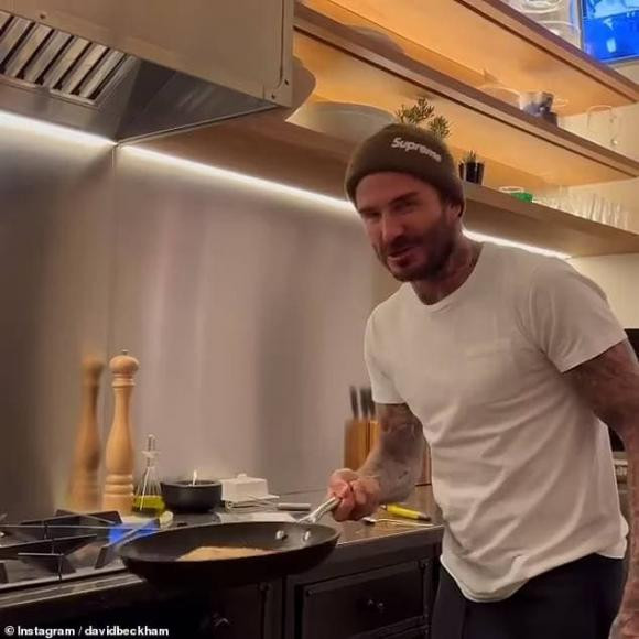 Beckham khéo léo lật bánh trên chảo