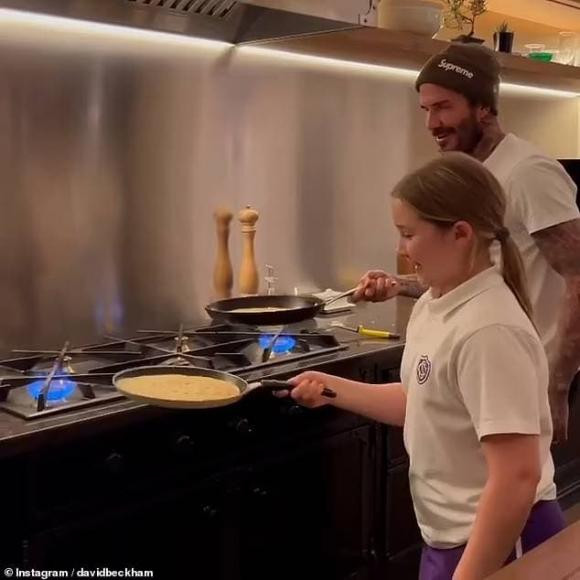 Clip David Beckham cùng con gái Harper trổ tài vào bếp gây sốt vì quá đáng yêu Ảnh 1