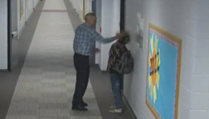 Hosinski đẩy nam sinh vào tường và thẳng tay tát học sinh. (Ảnh: ABC News)