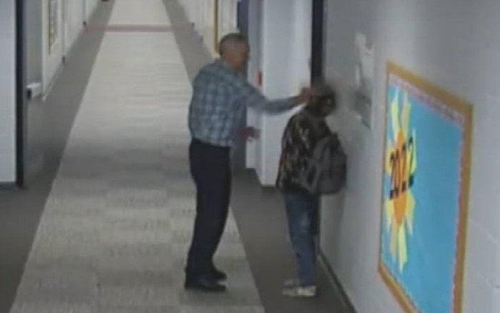 Thầy giáo bị sa thải vì xô học sinh vào tường, thẳng tay tát một cú mạnh Ảnh 2