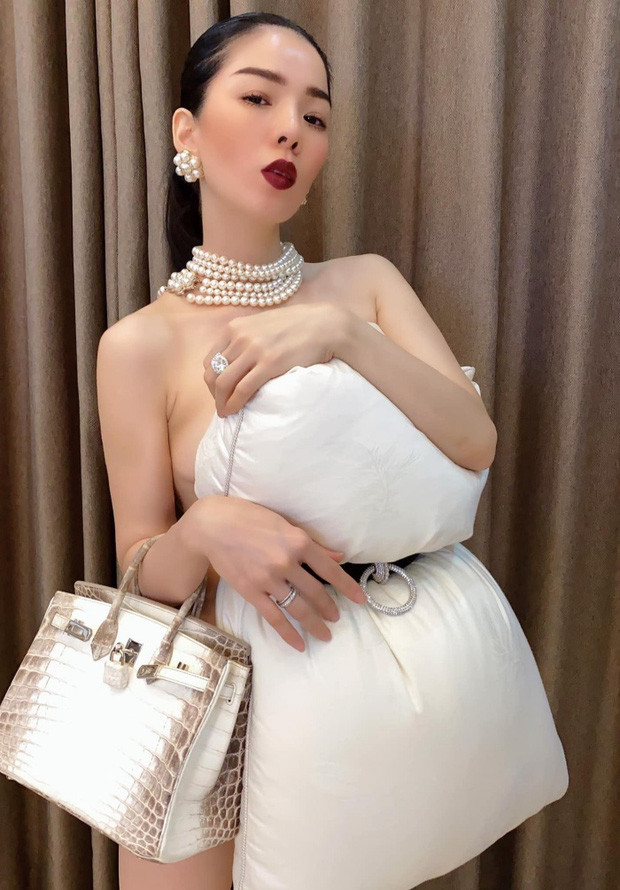 Diện váy dạ tiệc đi đánh golf, Lệ Quyên khiến người xem 'khóc thét' Ảnh 3