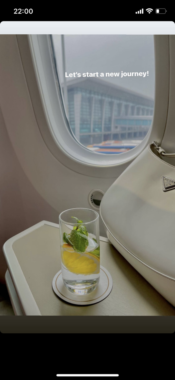 Ngoài ra, chân dài còn thường xuyên sử dụng những loại nước ép, nước hoa quả có lợi cho cơ thể. 