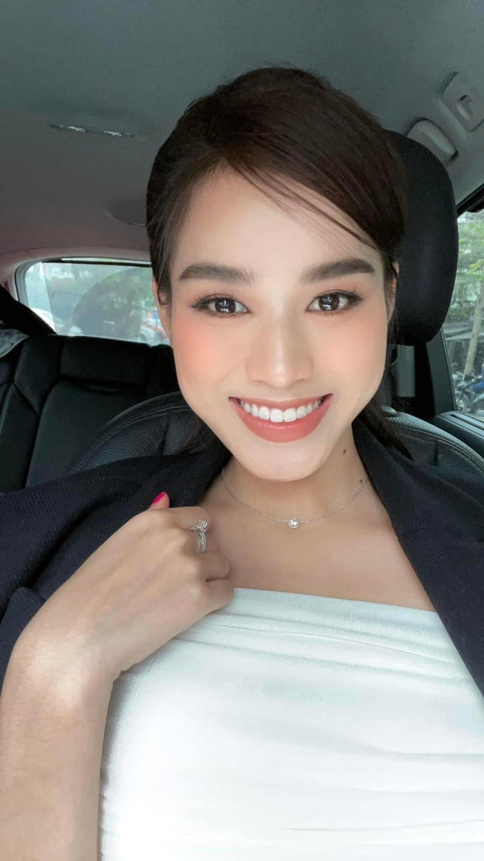 Với làn da đẹp như thế, Đỗ Thị Hà chẳng cần trang điểm quá nhiều là cũng đủ ghi điểm với dân tình. 