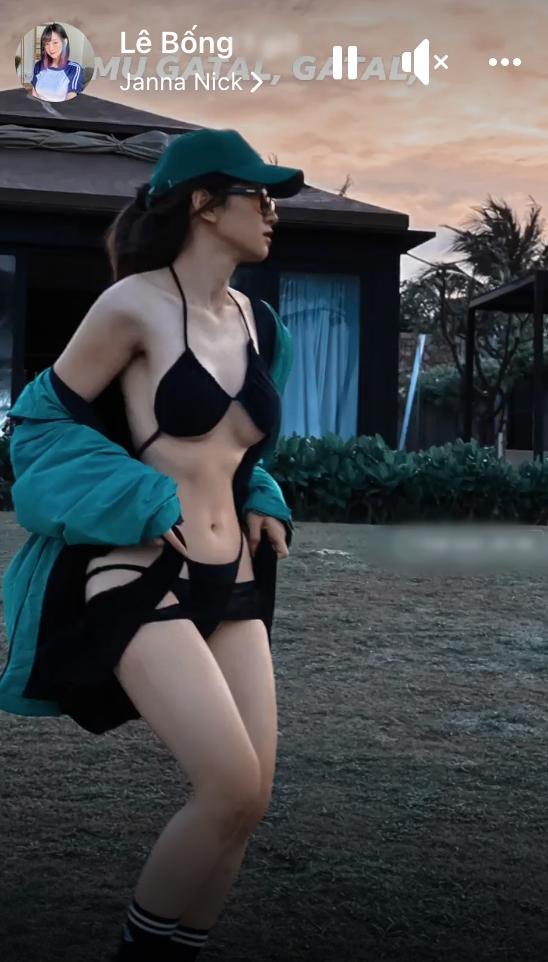 Cô nàng bị chê trách vì lối ăn mặc phô phang. 
