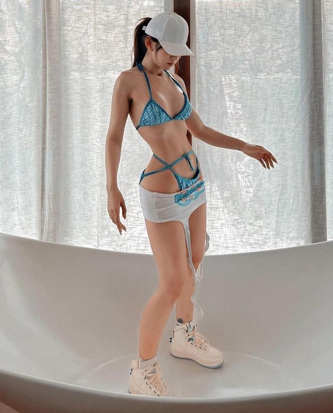 Bức hình mới tuy khoe được hình thể tuyệt đẹp nhưng việc mang giày vào bồn tắm đi cùng lối mix đồ bị cho là khó hiểu. 