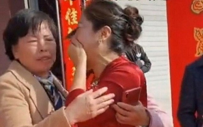 Xúng xính tham dự hôn lễ lần thứ 2 của mẹ, con gái 'quay xe' báo cảnh sát khi thấy chú rể Ảnh 2