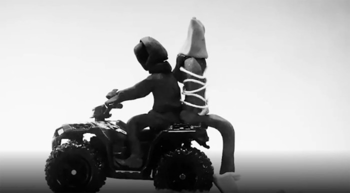 Cảnh bắt cóc Pete Davidson trong MV.