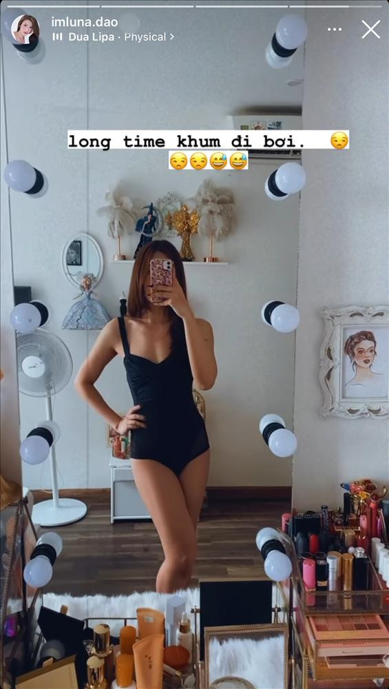 Hoặc thậm chí còn diện hẳn đồ bơi một mảnh, tôn vinh vóc dáng nuột nà, đôi chân dài thẳng tắp. 