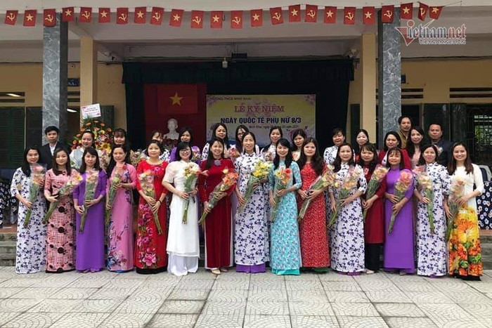 Tập thể cán bộ, giáo viên Trường THCS Minh Khai. Ảnh: VietNamNet