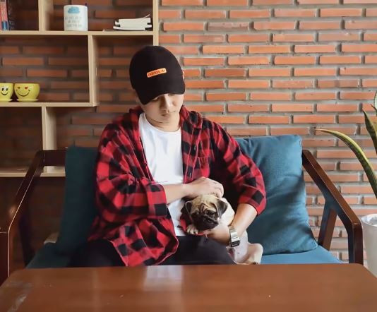 Hình ảnh được cắt từ video nam ca sĩ thể hiện bài hát Tình thương phu thê được đăng tải vào cuối tháng 10 năm ngoái