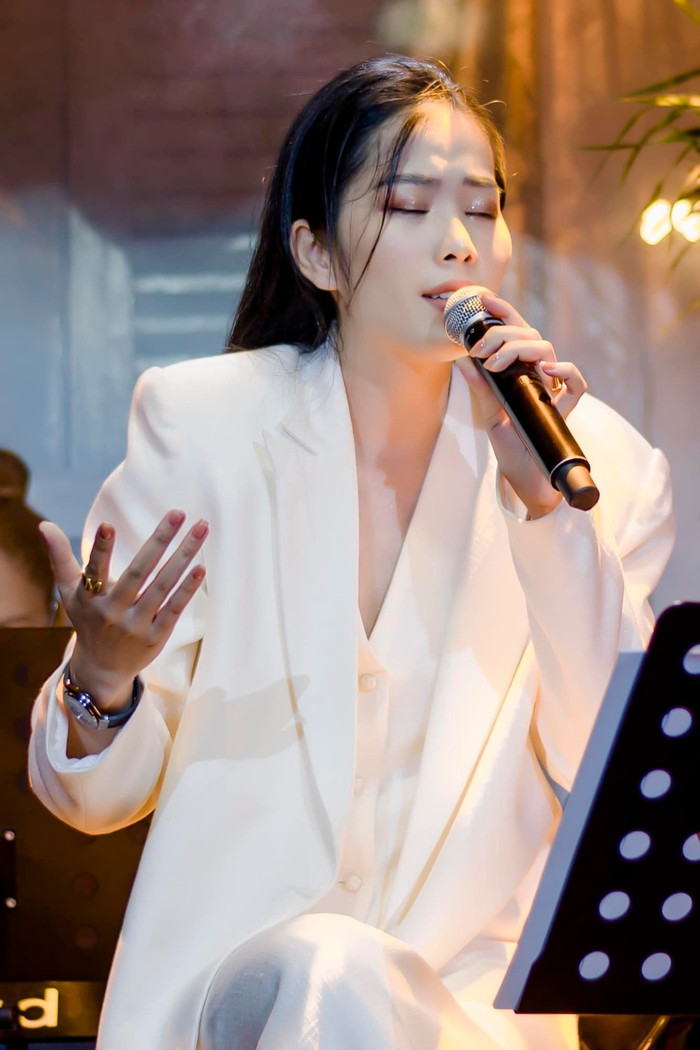 Trớ trêu: Chủ nhân một bản hit 'tự hủy' khi hát live, dân mạng khen Nam Em cover hay hơn bản gốc Ảnh 6