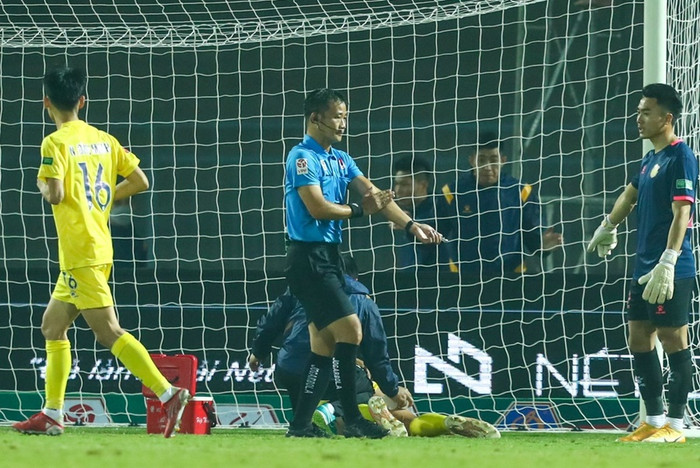 Trọng tài Trần Đình Thịnh bẻ còi, không công nhận bàn thắng của Hải Phòng.