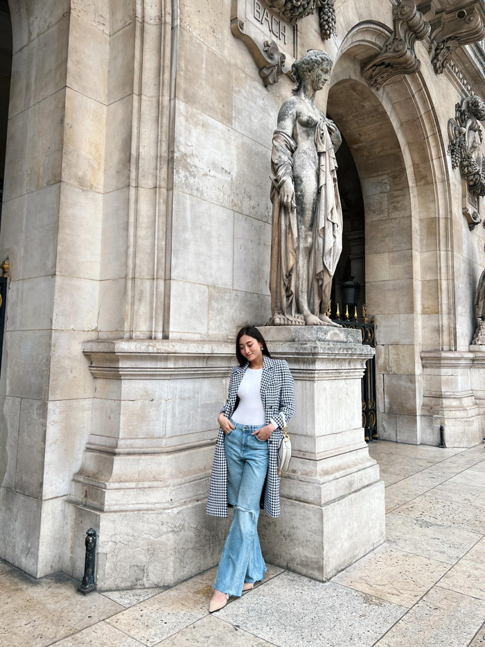 Lương Thùy Linh diện măng tô du ngoạn Paris: Fan ước ao ngắm đôi chân 1m22 sải bước trên runway Ảnh 5