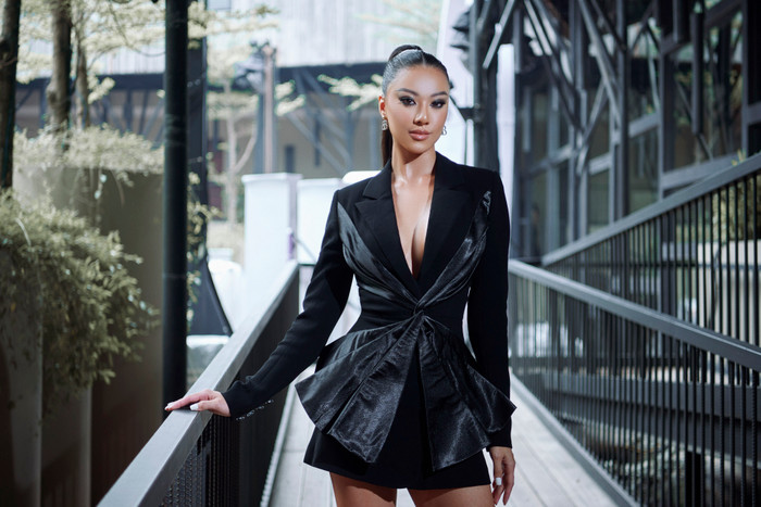 Á hậu Kim Duyên mang đến nét sắc lạnh, cá tính. 