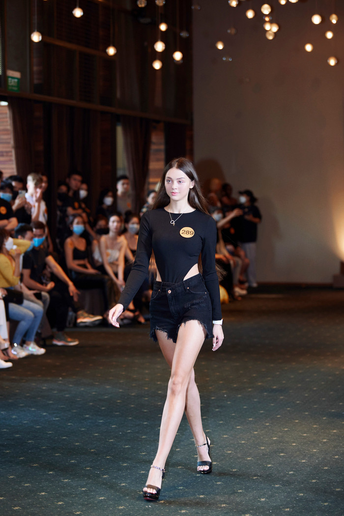 Bạn gái xinh đẹp của thủ môn Bùi Tiến Dũng... 