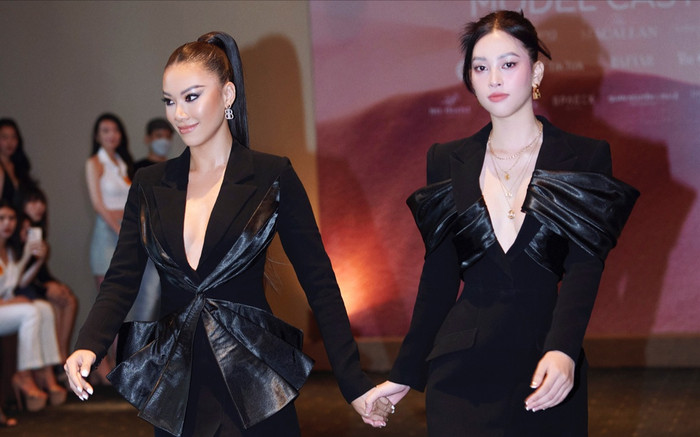 Kim Duyên nắm tay Tiểu Vy thị phạm catwalk: Màn đọ trình này ai hơn ai? Ảnh 2