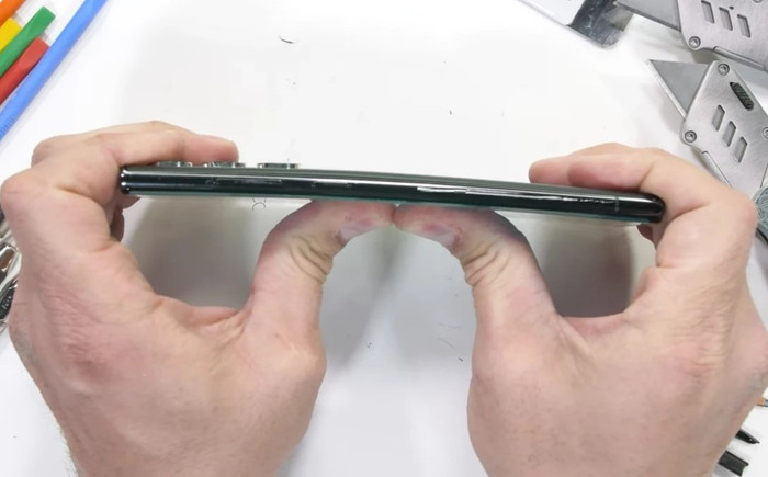 Galaxy S22 Ultra 'sống sót' sau thử nghiệm bẻ cong Ảnh 2