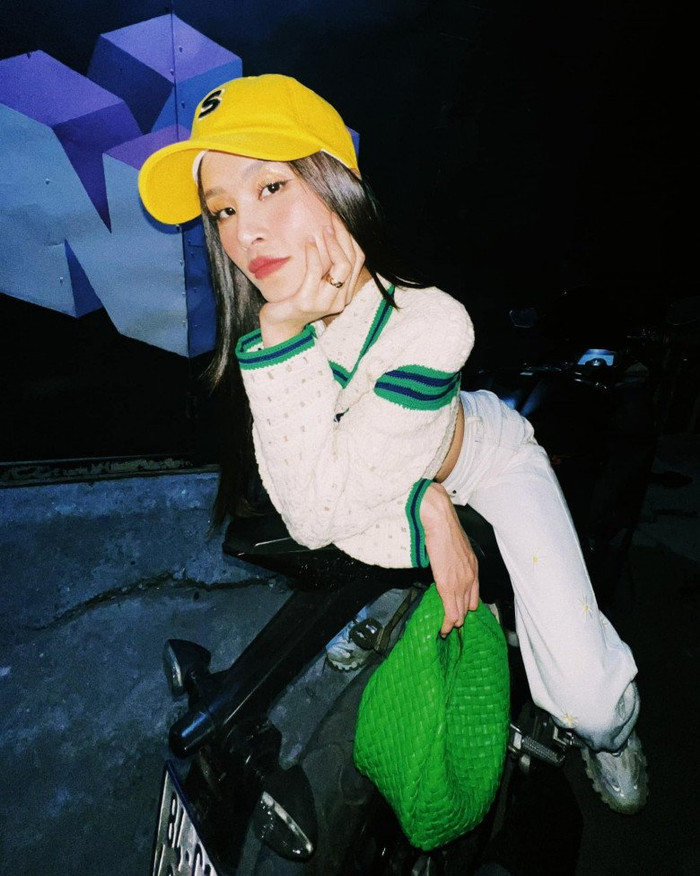 Đông Nhi cũng theo đó mà pose nhiều dáng ấn tượng, đúng chuẩn trẻ trung level max. 