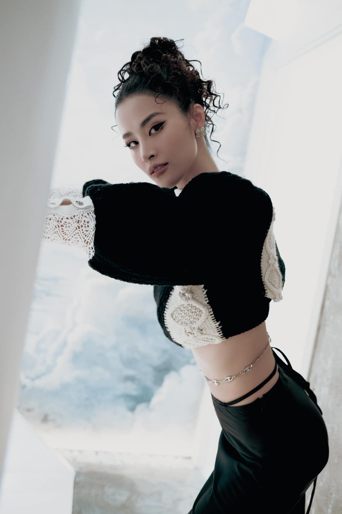 So với khoe thềm n.gực thì khoe eo mang đến cảm giác lịch sự mà khoẻ khoắn hơn nhiều lần. 