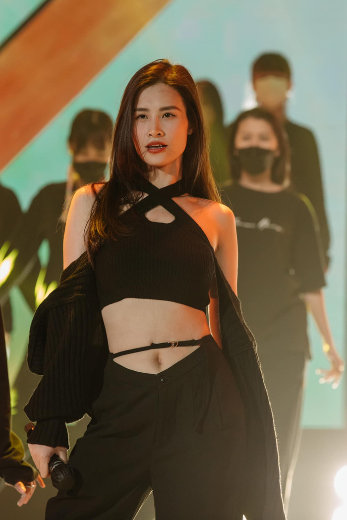 Còn nếu không, những kiểu đổ với dây thắt ngay eo cũng là cách tôn vinh đường cong tuyệt đối. 