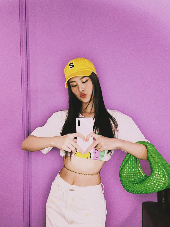 Trên trang cá nhân, cô nàng đề caption cho loạt ảnh này là 'Winnie's sister, hello march'. Tự nhận là chị gái bé Winnie, nhưng xét theo độ trẻ trung của Đông Nhi mà nói, nếu không biết chắc nhiều người sẽ nhầm thật đấy. 